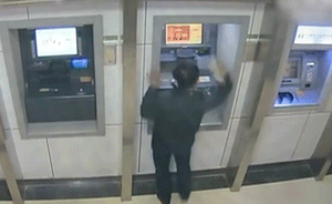 朝ATM喊话取钱不成，男子砸4台柜机