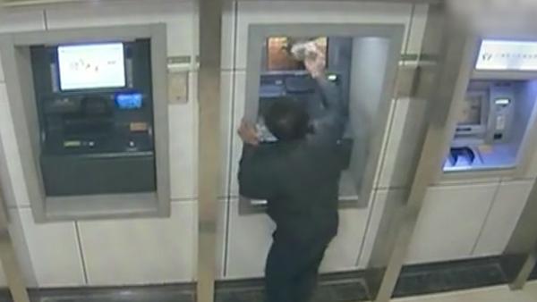朝ATM喊话取钱不成，男子砸4台柜机