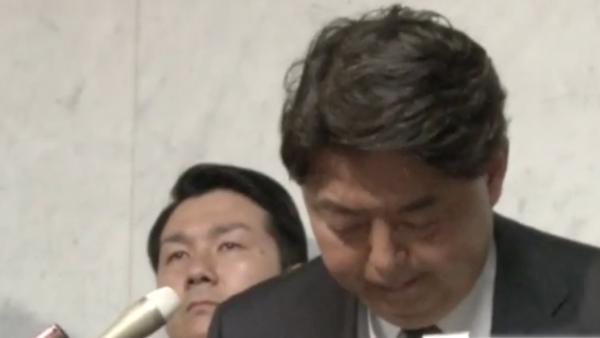 日本大臣坐公车“练瑜伽”道歉：为健康