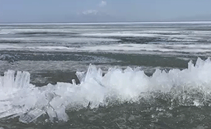 会移动的冰晶：赛里木湖现罕见冰壅现象