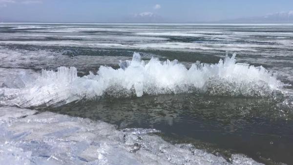 会移动的冰晶：赛里木湖现罕见冰壅现象