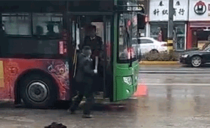 陕西渭南一公交司机因空调问题与乘客起口角，持砍刀划伤乘客