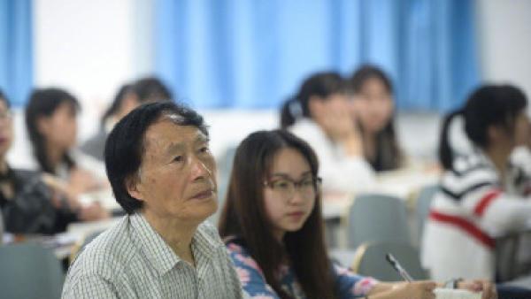 八旬老人执着旁听大学古汉语，自行出书