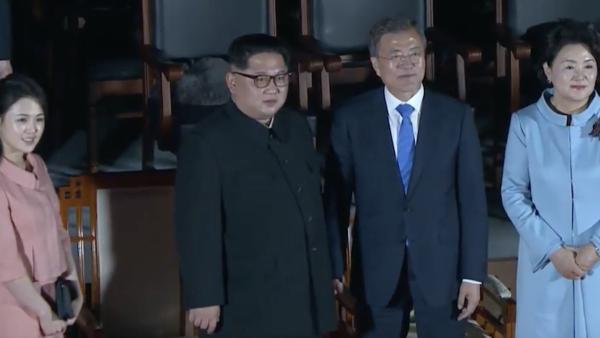 朝韩首脑会晤结束，文在寅欢送金正恩