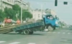 扬州街头一卡车载货超长失重上演“跷跷板”，司机被罚