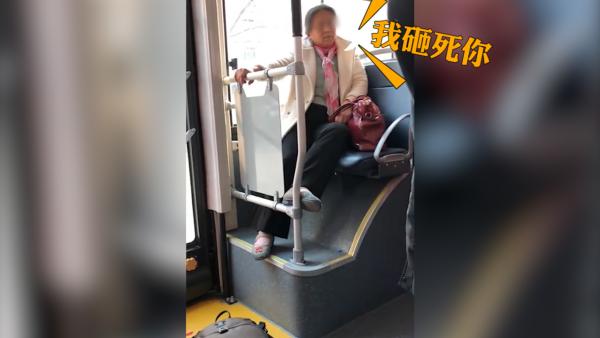 女乘客公交“霸位”：强行拉起辱骂学生