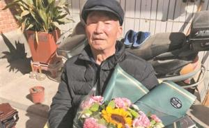 河南新密78岁患癌老教师上“最后一课”，昔日学生赶来听课