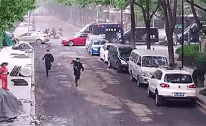男子被挟持上宝马车，杭州警方围追解救