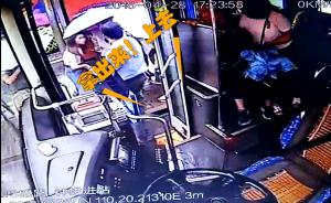 倆賊夾擊偷女子手機,公交司機下車追回
