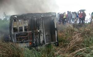 印度一辆大巴发生侧翻并起火，已致27人死亡4人受伤