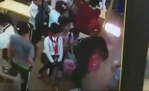 视频丨湖南9岁女孩阻止一对母子插队，被男孩母亲推搡脚踹