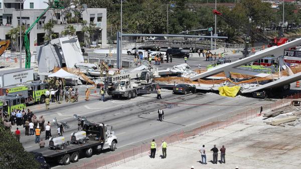 美国在建天桥突然坍塌，至少4人死亡