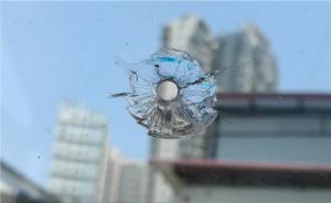 四川乐山一停车场频遭“枪击”，警察来后警车也遭到射击