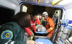 山西驴友徒步中不慎坠崖摔伤，数十人7小时紧急救援
