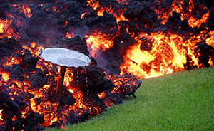 早安·世界｜夏威夷火山发威，熔岩如“火光地毯”流向居民区