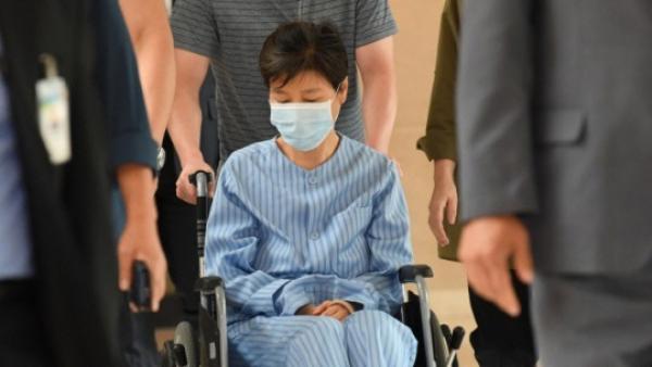 朴槿惠入狱后罕见现身：坐轮椅沉默不言
