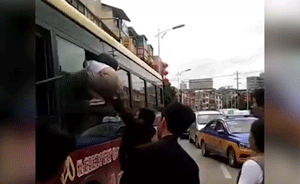 疑行窃跳窗，男子遭路人拍臀推回公交车