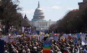 华盛顿迎万人反枪支暴力游行，学生：政客要么代表人民要么滚