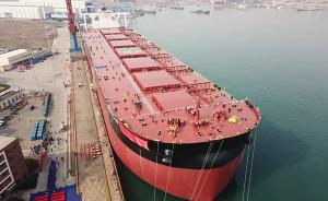 武船造全球最大矿砂船在青岛交付：载重量达40万吨