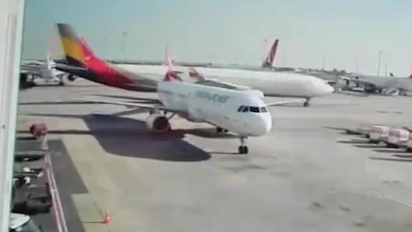 土耳其机场两机刮擦：客机垂直尾翼遭切