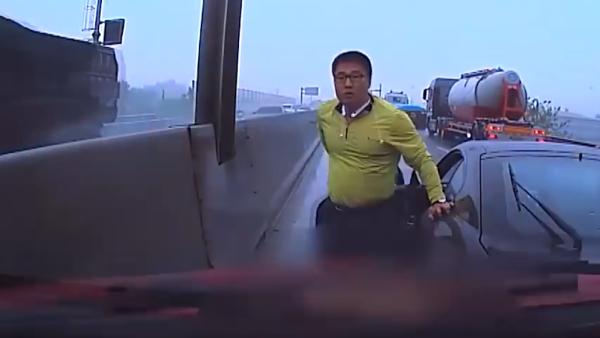 韩国男子开车突昏迷，过路司机用车截停