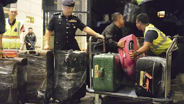 马来警方搜纳吉布公寓：5卡车搬2小时