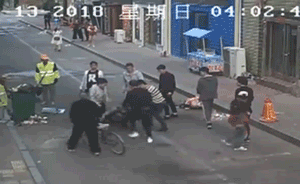 男子当街殴打环卫工，路人多次出手制止