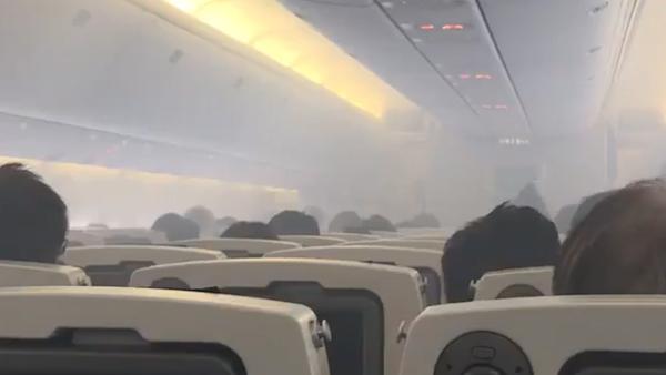 东京飞香港机舱内冒烟，137人被疏散