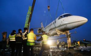 扬州滑出跑道公务机被吊离，机场已通航