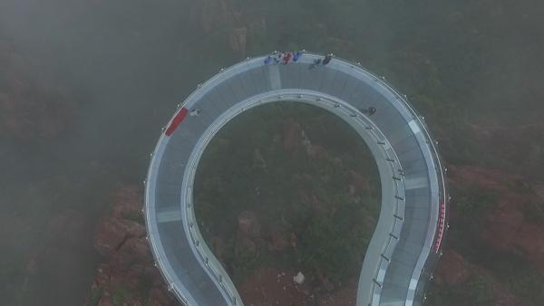 伏羲山“悬空”360米玻璃廊桥亮相