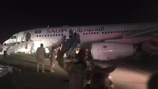 沙特客机紧急迫降，机头与地面擦出火花