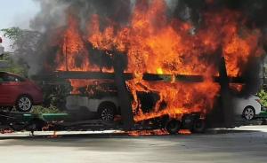 最貴自燃！板車起火十多輛托運轎車燒毀
