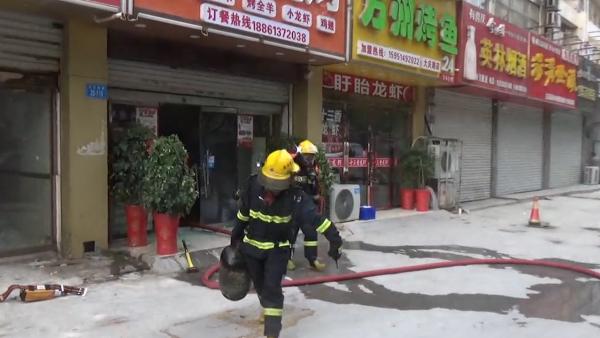 烧烤店起火，消防抢出两个泄露液化气罐