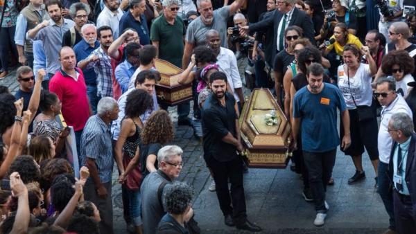 巴西议员遭暗杀，千名市民上街抗议
