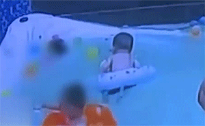 7月大男婴倒栽泳池中46秒， 不断挣扎