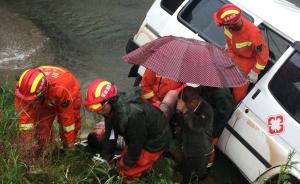 雨天超速逆行，救护车坠河致3伤