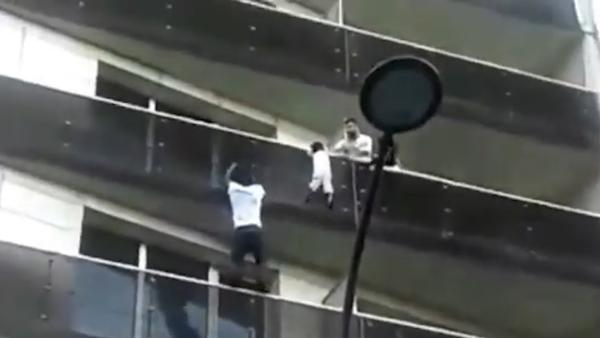 男子徒手爬4楼救男童：获法国公民身份