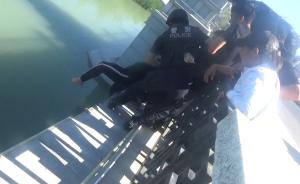 女子情緒激動(dòng)翻護(hù)欄，跳橋瞬間被民警救