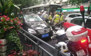 套牌奔驰被查时逃逸撞断民警三根肋骨，驾驶员被上海警方刑拘
