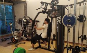 花两万多元买器械，杭州男子将出租房客厅改成健身房免费开放