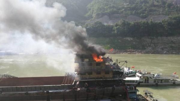 乌江涪陵段一货船着火，火苗蹿数层高