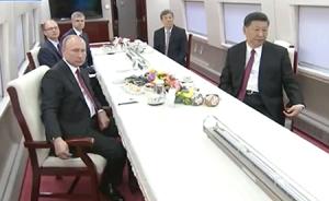 视频丨习近平同俄罗斯总统普京同乘中国高铁赴天津