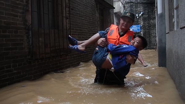 广东江门暴雨，武警转移千余受灾群众