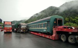 超限運輸玩大了!火車直接“開”上高速