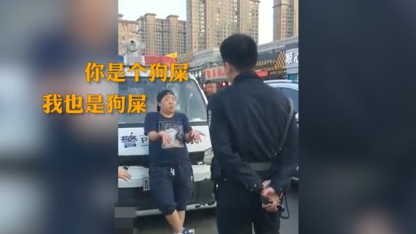教科书式执法：男女辱骂袭警被当街制服