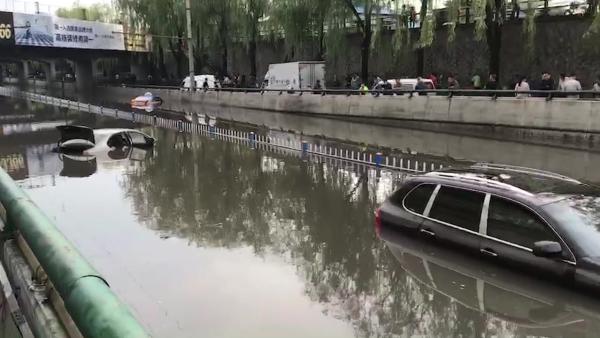 哈尔滨急雨致积水，多车被淹没顶