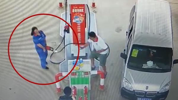 加散装汽油遭拒，男子拔油枪砸加油工