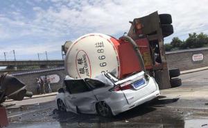本田商务车遭水泥罐车压垮，4人死亡