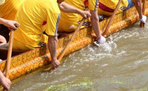 安庆一男选手龙舟赛试水时落水溺亡，周围数十人都未穿救生衣