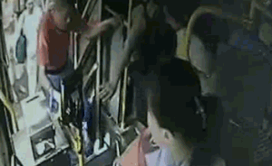 起步慣性沒站穩,老人怒踹公交車女司機